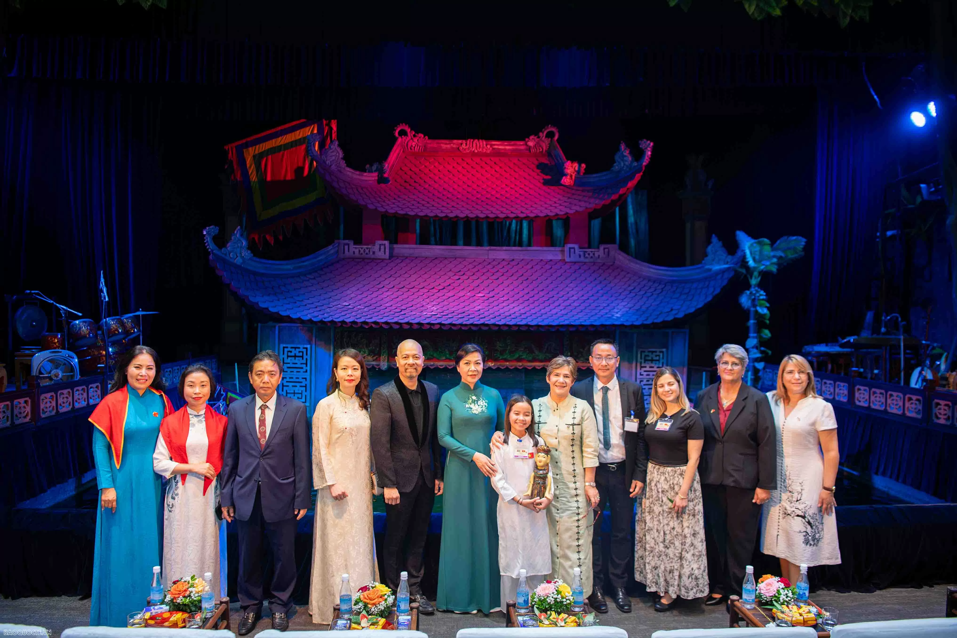 Phu nhân Tổng Bí thư và Phu nhân Bí thư thứ nhất, Chủ tịch nước Cuba xem múa rối nước, tham quan Đền Ngọc Sơn Phu nhân Tổng Bí thư và Phu nhân Bí thư thứ nhất, Chủ tịch nước Cuba xem múa rối nước, tham quan Đền Ngọc Sơn