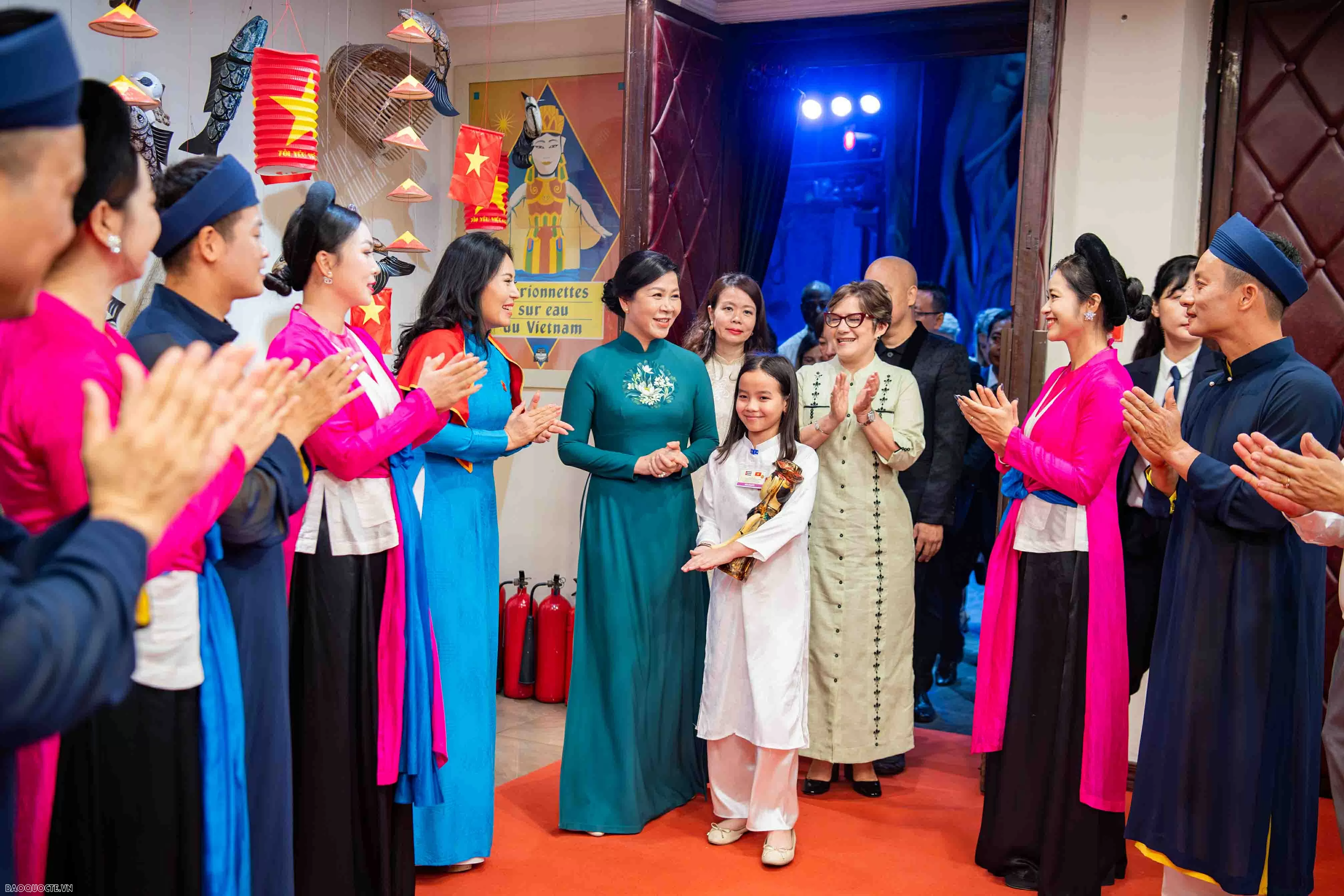 Phu nhân Tổng Bí thư và Phu nhân Bí thư thứ nhất, Chủ tịch nước Cuba xem múa rối nước, tham quan Đền Ngọc Sơn