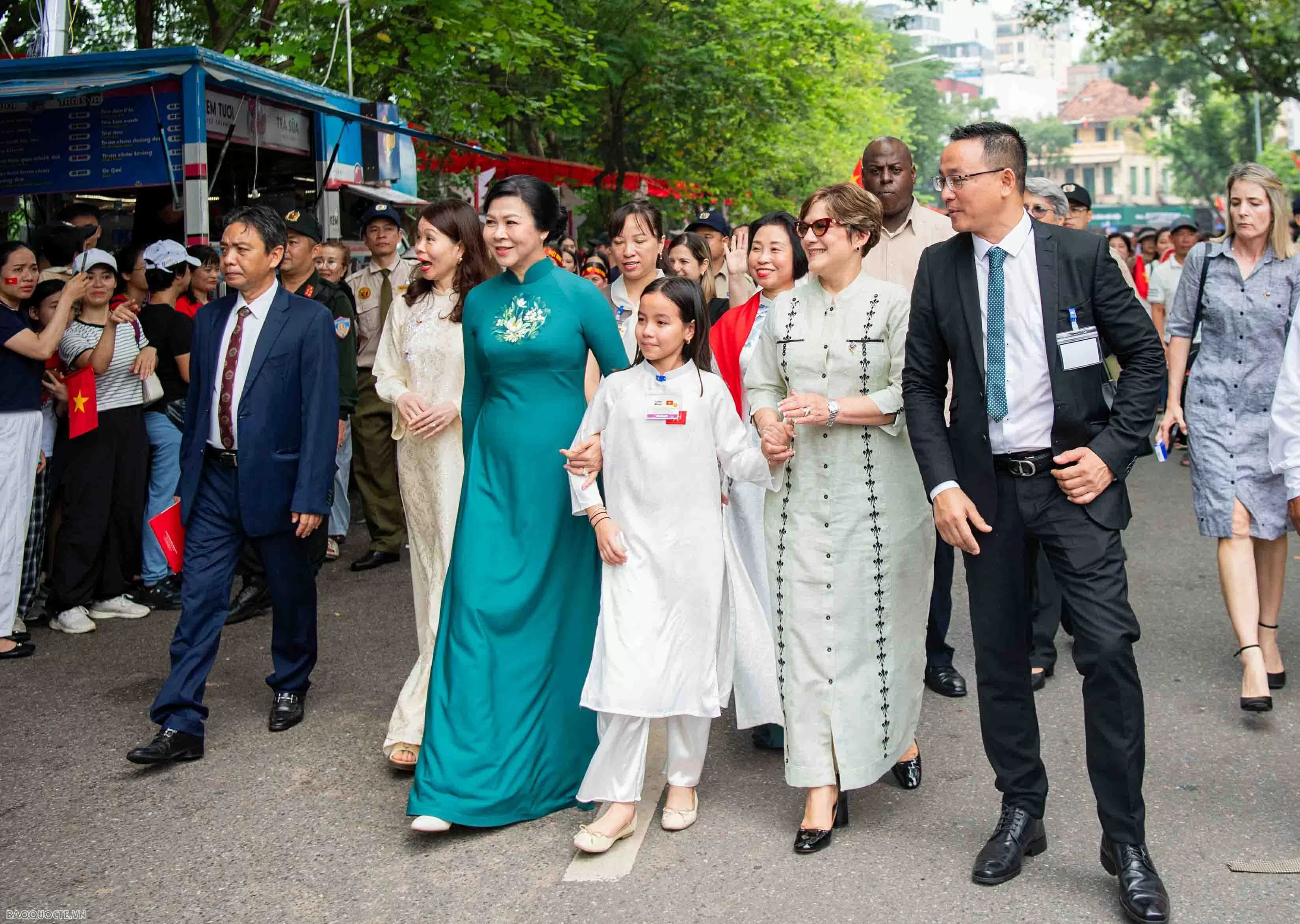 Phu nhân Tổng Bí thư và Phu nhân Bí thư thứ nhất, Chủ tịch nước Cuba xem múa rối nước, tham quan Đền Ngọc Sơn Phu nhân Tổng Bí thư và Phu nhân Bí thư thứ nhất, Chủ tịch nước Cuba xem múa rối nước, tham quan Đền Ngọc Sơn