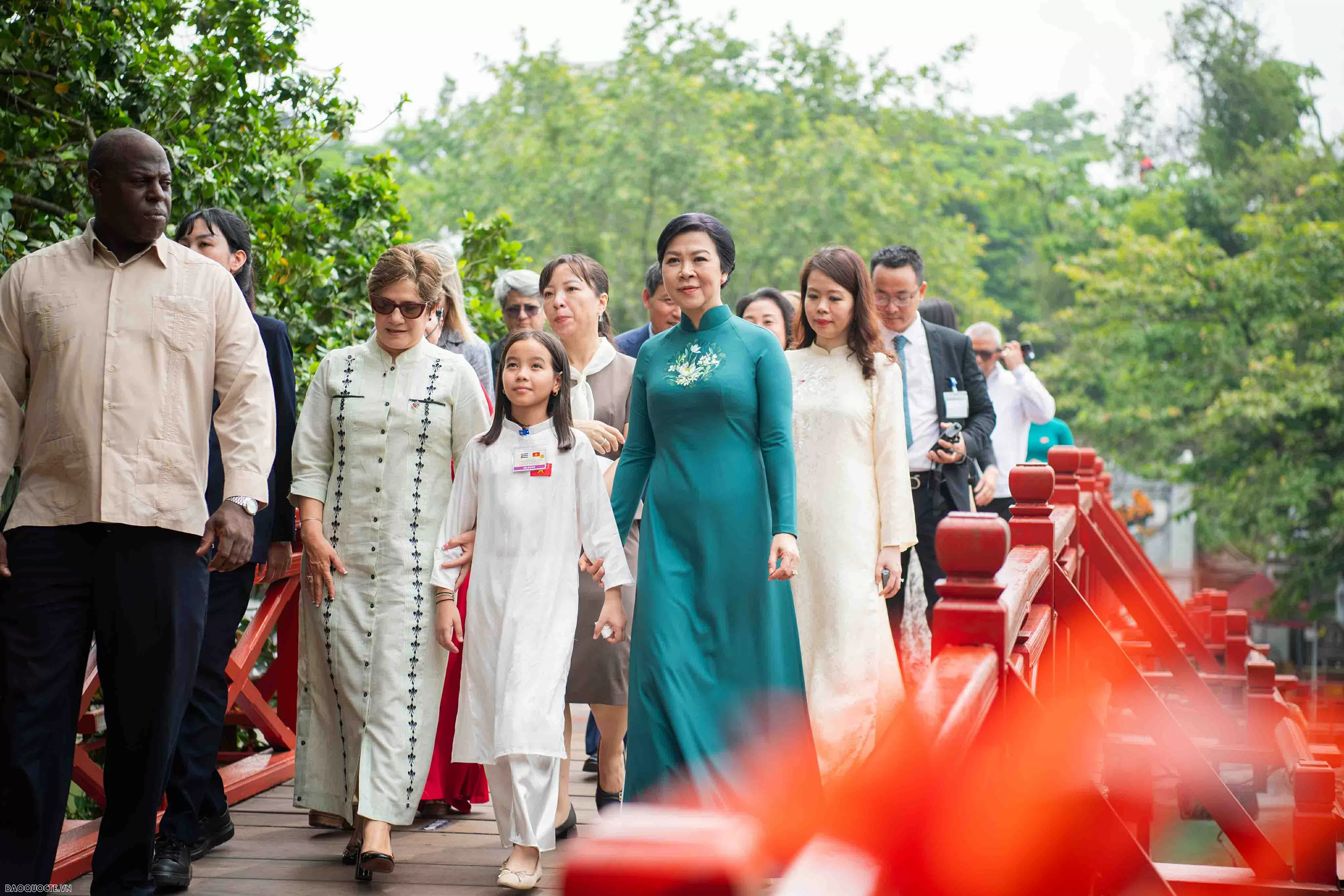 Phu nhân Tổng Bí thư Tô Lâm và Phu nhân Bí thư thứ nhất, Chủ tịch nước Cuba Miguel Díaz-Canel Bermúdez xem múa rối nước, tham quan đền Ngọc Sơn