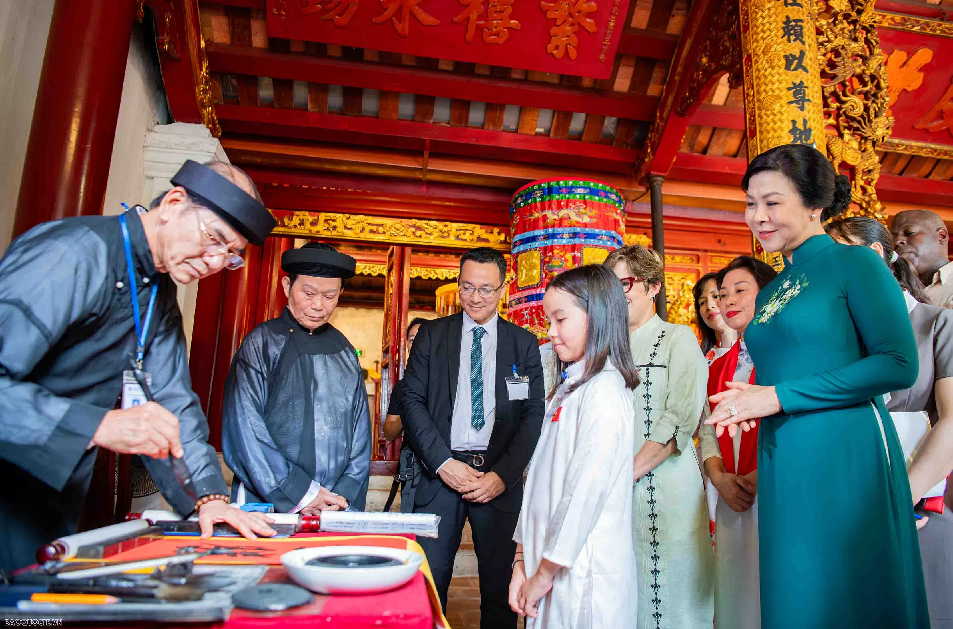 Phu nhân Tổng Bí thư và Phu nhân Bí thư thứ nhất, Chủ tịch nước Cuba xem múa rối nước, tham quan Đền Ngọc Sơn Phu nhân Tổng Bí thư Tô Lâm và Phu nhân Bí thư thứ nhất, Chủ tịch nước Cuba Miguel Díaz-Canel Bermúdez xem múa rối nước, tham quan đền Ngọc Sơn