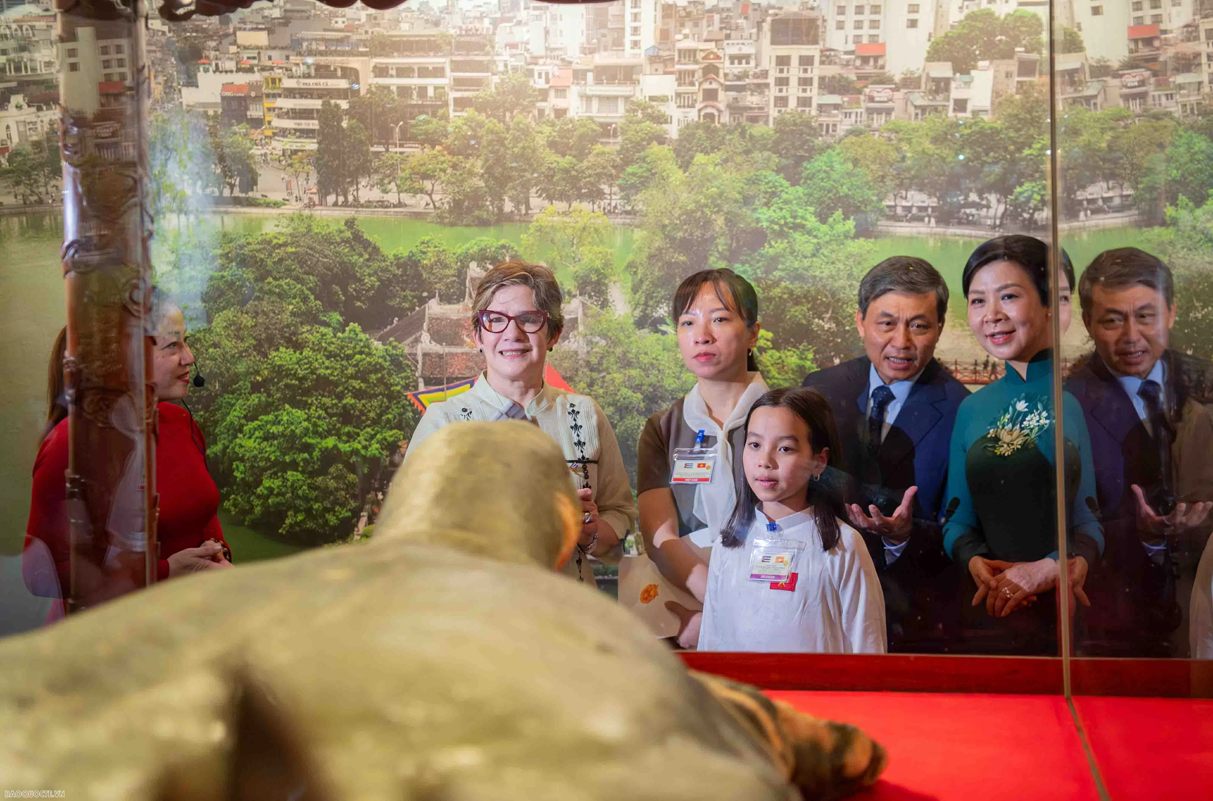 Phu nhân Tổng Bí thư Tô Lâm và Phu nhân Bí thư thứ nhất, Chủ tịch nước Cuba Miguel Díaz-Canel Bermúdez xem múa rối nước, tham quan đền Ngọc Sơn