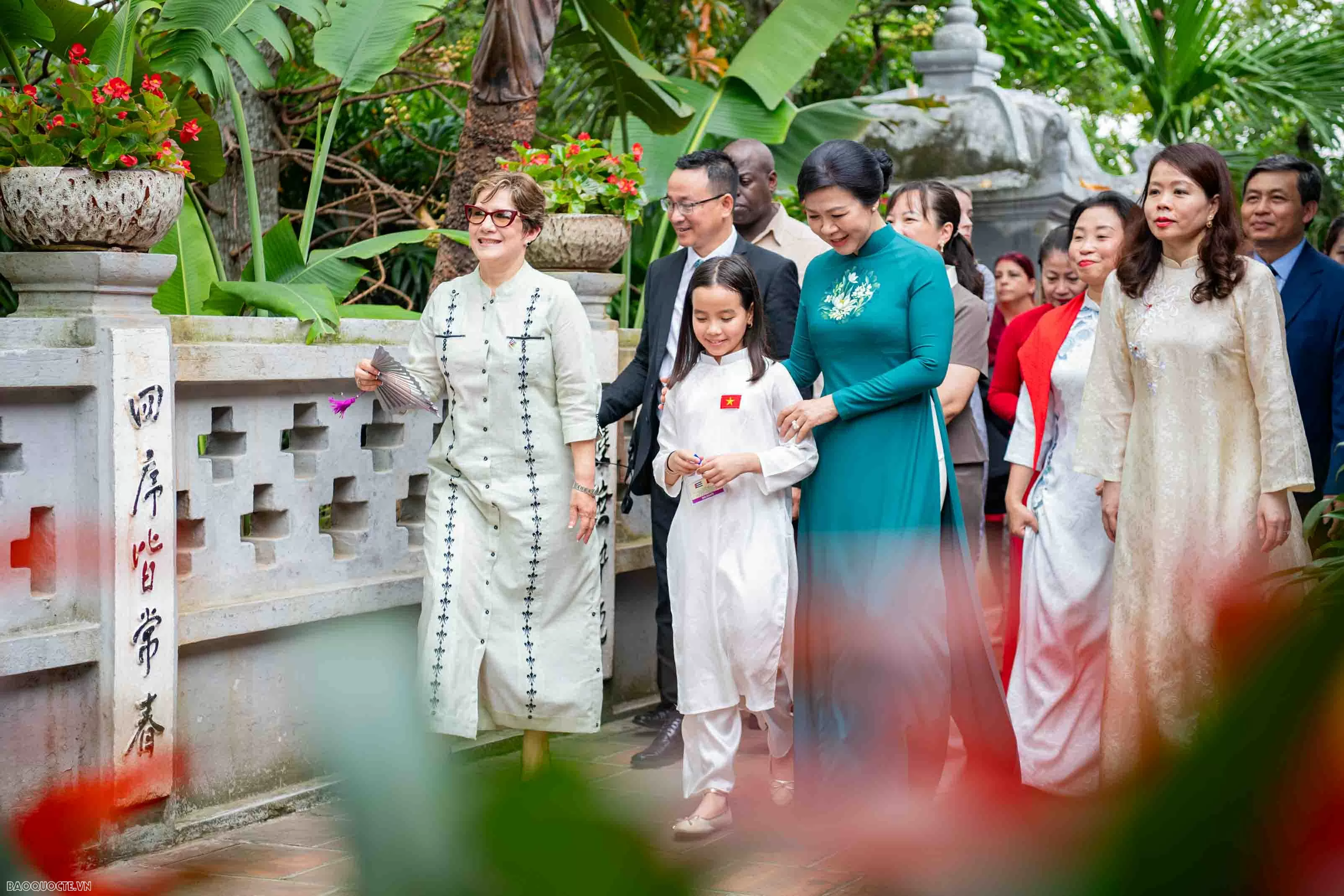 Phu nhân Tổng Bí thư và Phu nhân Bí thư thứ nhất, Chủ tịch nước Cuba xem múa rối nước, tham quan Đền Ngọc Sơn Phu nhân Tổng Bí thư Tô Lâm và Phu nhân Bí thư thứ nhất, Chủ tịch nước Cuba Miguel Díaz-Canel Bermúdez xem múa rối nước, tham quan đền Ngọc Sơn