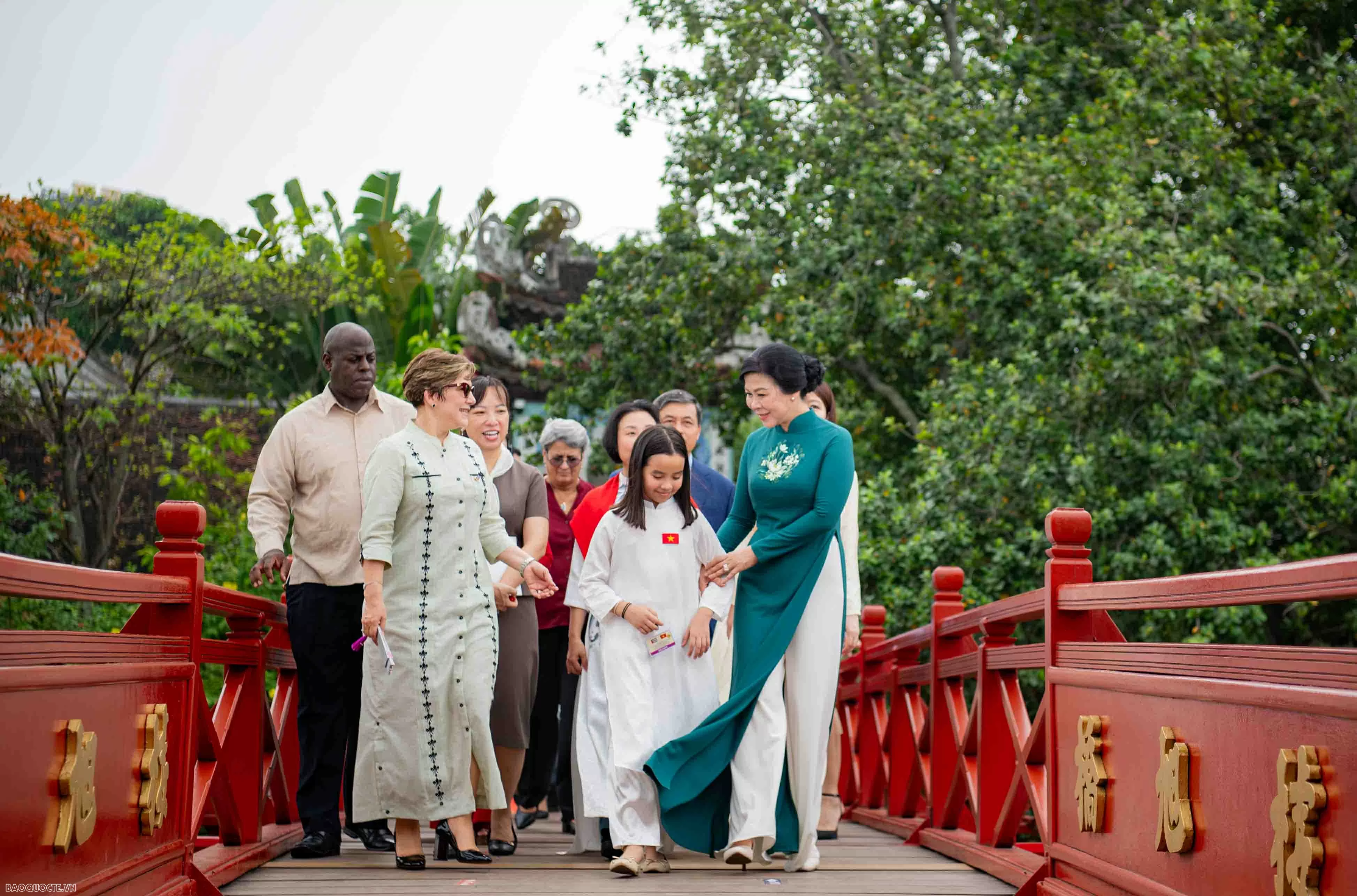 Phu nhân Tổng Bí thư Tô Lâm và Phu nhân Bí thư thứ nhất, Chủ tịch nước Cuba Miguel Díaz-Canel Bermúdez xem múa rối nước, tham quan đền Ngọc Sơn