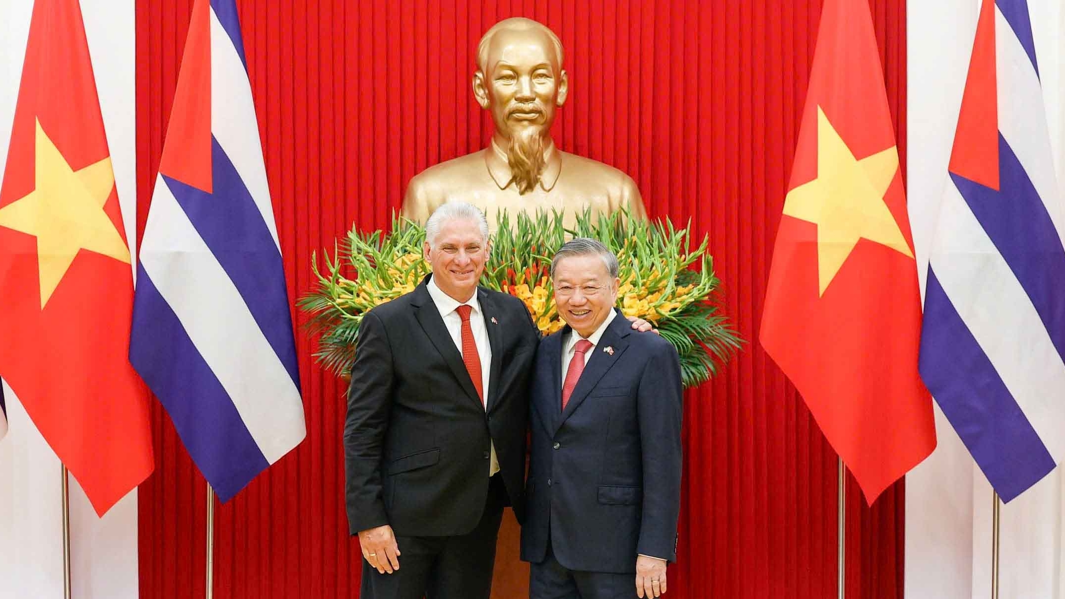 nha lanh dao cuba xuc dong khi duoc song trong tinh cam tham thiet cua nguoi dan viet nam