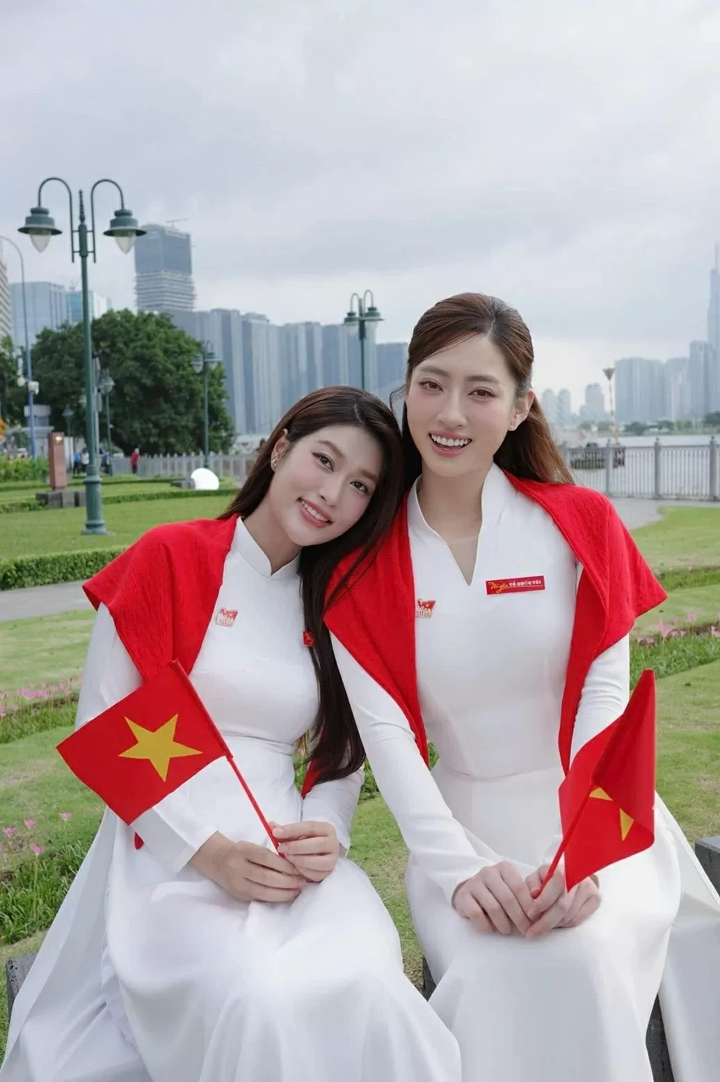 Tại TP. Hồ Chí Minh, các tuyến đường rực rỡ sắc cờ, hoa nhân dịp ngày lễ lớn của dân tộc. Trong một sự kiện tổ chức tại bến Bạch Đằng, hai Hoa hậu Thiên Ân và Lương Thùy Linh cùng khoe sắc trong tà áo dài trắng.