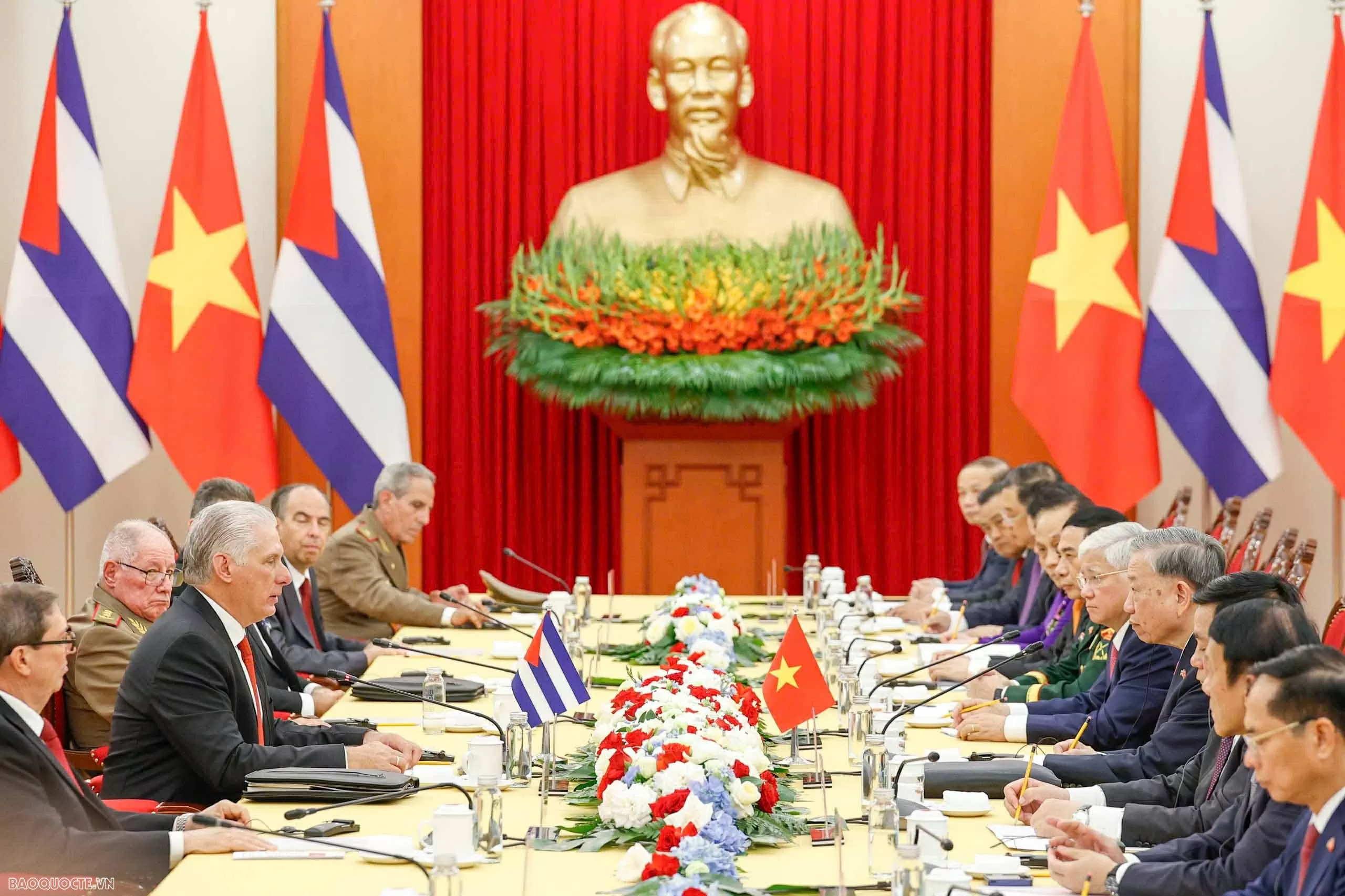 Nhà lãnh đạo Cuba xúc động khi được sống trong tình cảm thắm thiết của người dân Việt Nam Nhà lãnh đạo Cuba xúc động khi được sống trong tình cảm thắm thiết của người dân Việt Nam