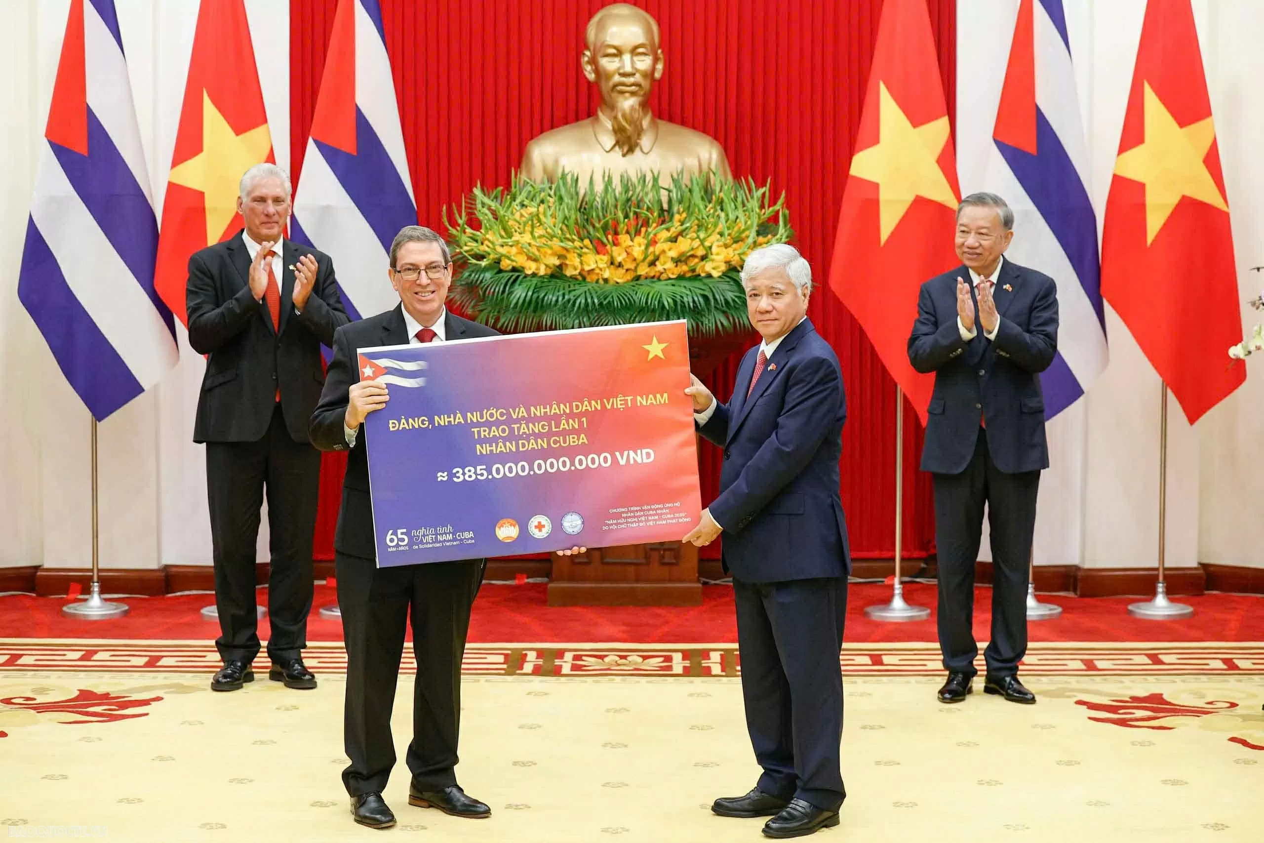 Nhà lãnh đạo Cuba xúc động khi được sống trong tình cảm thắm thiết của người dân Việt Nam