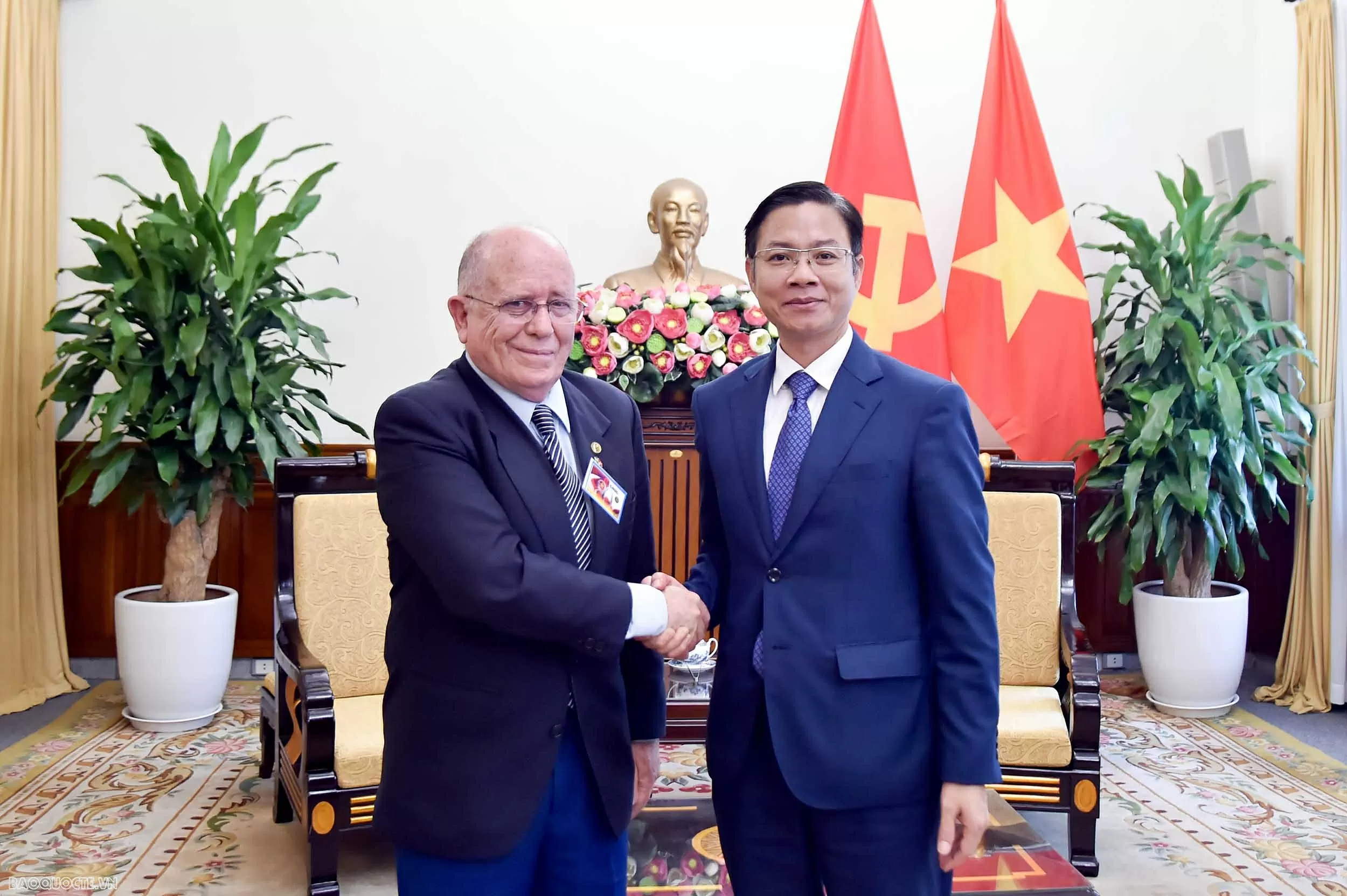 Ủy viên Thường vụ Đảng ủy Bộ Ngoại giao Ngô Lê Văn tiếp đoàn Đảng Cộng sản Brazil (PCdoB)