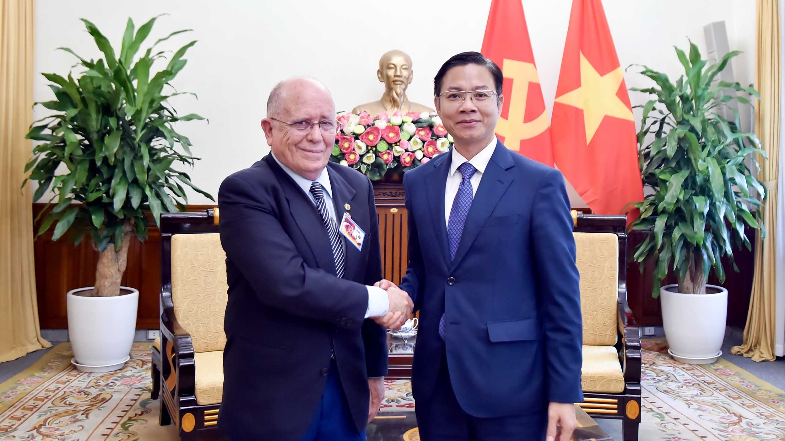 Ủy viên Thường vụ Đảng ủy Bộ Ngoại giao Ngô Lê Văn tiếp đoàn Đảng Cộng sản Brazil (PCdoB)