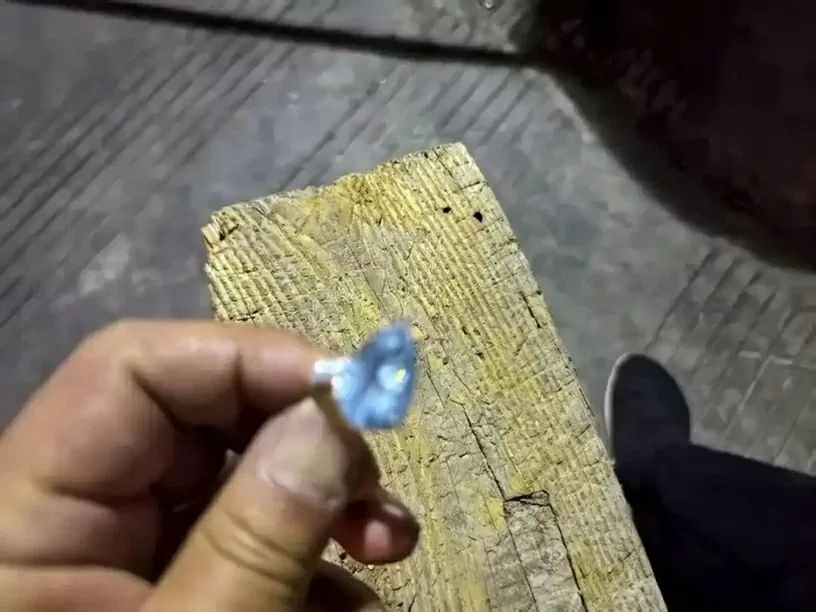 Sáu công nhân vệ sinh tận tâm tìm được nhẫn cưới thất lạc trong 5 tấn rác