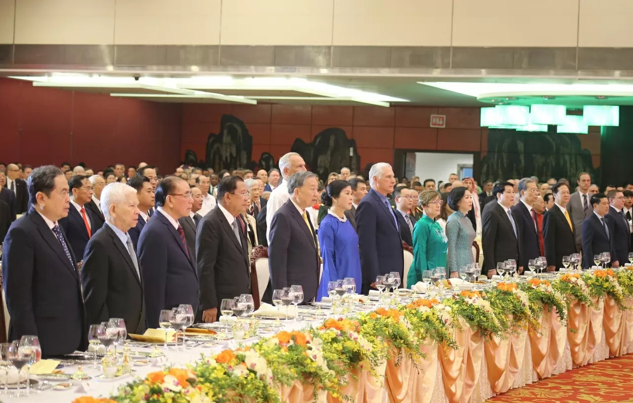 Các đại biểu thực hiện Nghi lễ Chào cờ. (Ảnh: Thành Long)