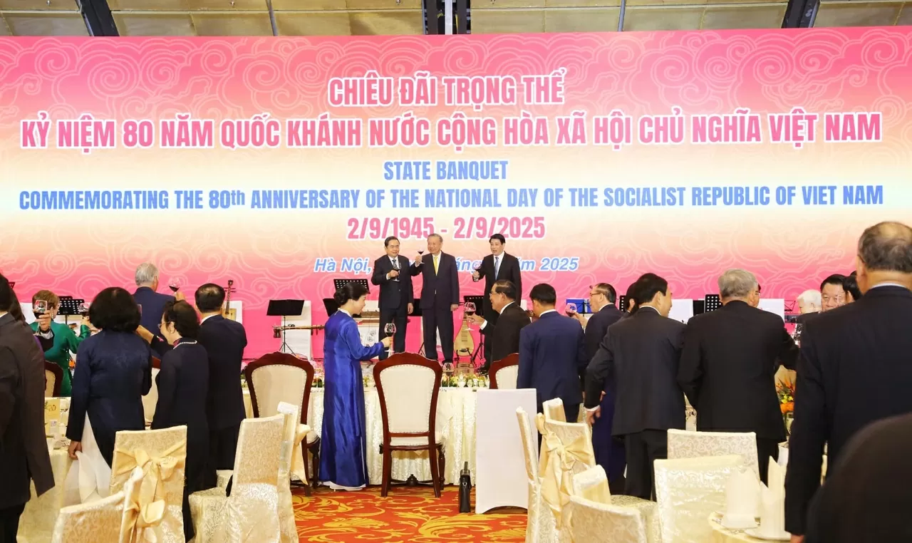 Tổng Bí thư Tô Lâm, Chủ Tịch nước Lương Cường và Chủ tịch Quốc Hội Trần Thanh Mẫn thực hiện nghi thức nâng ly chúc mừng khai tiệc. (Ảnh: Thành Long)