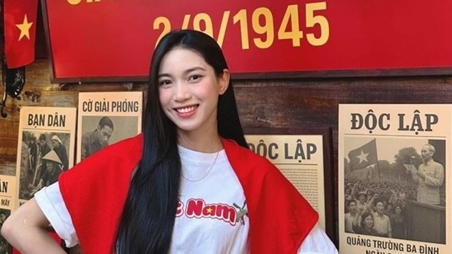 Hoa khôi bóng chuyền Nguyễn Thị Phương dịu dàng đón Quốc khánh 2/9