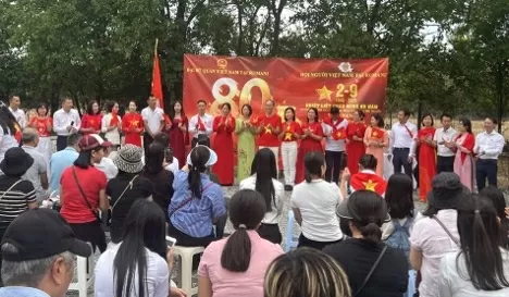 Tiết mục văn nghệ khai mạc buổi Lễ kỷ niệm 80 năm Quốc khánh trong cộng đồng người Việt Nam tại Romania. (Nguồn: ĐSQ Việt Nam tại Romania)