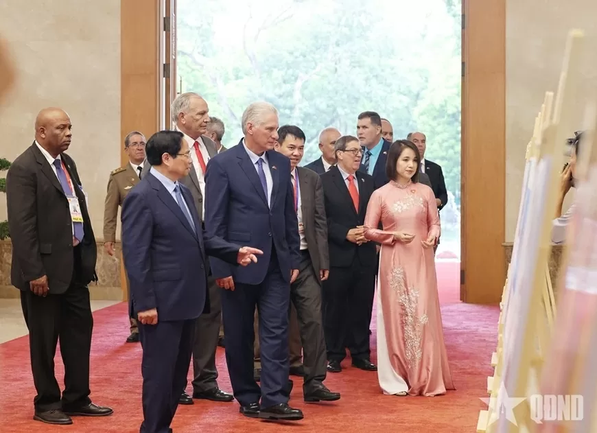 Thủ tướng Phạm Minh Chính và Bí thư Thứ nhất, Chủ tịch nước Cộng hòa Cuba Miguel Díaz-Canel Bermúdez tham quan trưng bày ảnh về quan hệ hợp tác giữa hai nước.