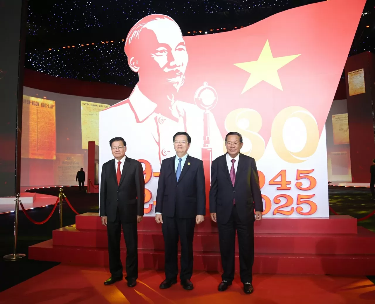 Tổng Bí thư, Chủ tịch nước Lào Thongloun Sisoulith, Chủ tịch Đảng Nhân dân Campuchia Hun Sen và Phó Thủ tướng Mai Văn Chính chụp bức ảnh chung tại Khu vực Cờ Đảng Soi Đường. (Ảnh: Thành Long)