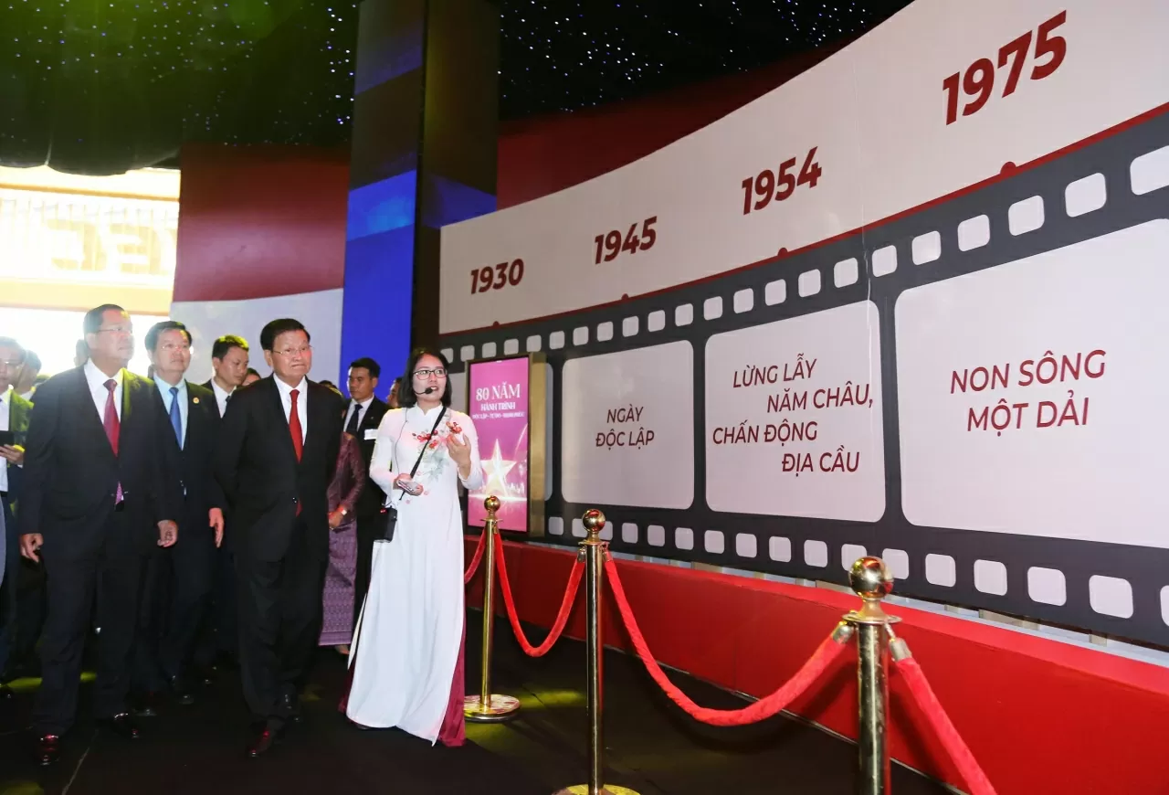 Tại đây, các vị lãnh đạo được hòa mình vào không gian được thiết kế như một dòng chảy trải nghiệm, kinh qua các giai đoạn lịch sử của dân tộc, từ ngày thành lập Đảng cho đến các cuộc kháng chiến và thời kỳ Đổi mới. (Ảnh: Thành Long)