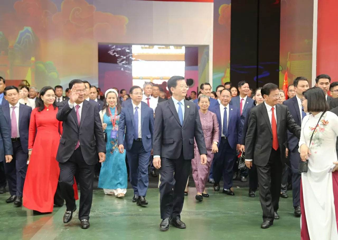 Sự xuất hiện của Tổng Bí thư, Chủ tịch nước Lào Thongloun Sisoulith, Chủ tịch Đảng Nhân dân Campuchia Hun Sen và Phó Thủ tướng Mai Văn Chính tại Trung tâm triển lãm Quốc gia được sự chào đón nồng nhiệt của người dân. (Ảnh: Thành Long)