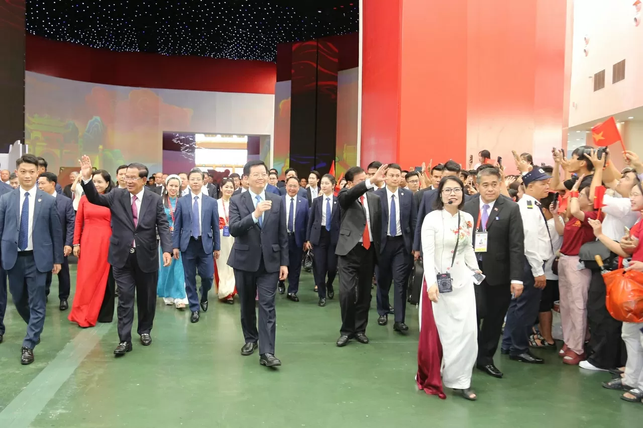 Sự xuất hiện của Tổng Bí thư, Chủ tịch nước Lào Thongloun Sisoulith, Chủ tịch Đảng Nhân dân Campuchia Hun Sen và Phó Thủ tướng Mai Văn Chính tại Trung tâm triển lãm Quốc gia được sự chào đón nồng nhiệt của người dân. (Ảnh: Thành Long)