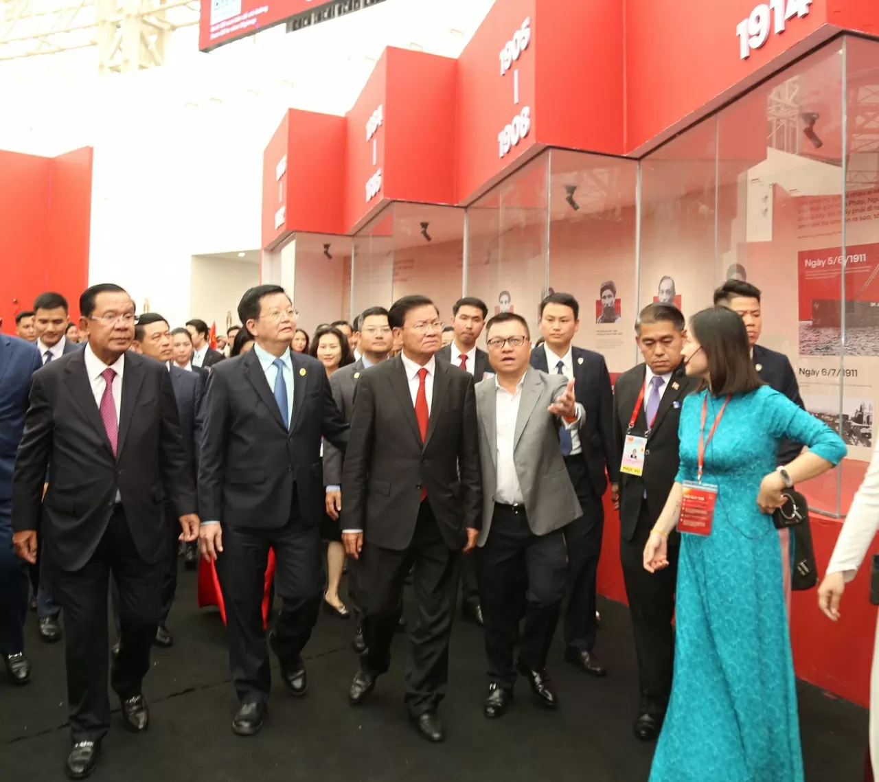 Tiếp theo, Tổng biên tập Báo Nhân dân Lê Quốc Minh giới thiệu với các vị lãnh đạo không gian trưng bày của Báo Nhân dân. (Ảnh: Thành Long)