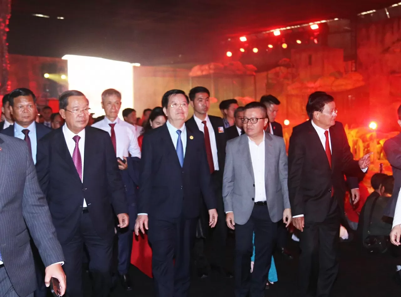 Tổng Bí thư, Chủ tịch nước Lào Thongloun Sisoulith và Chủ tịch Đảng Nhân dân Campuchia Hun Sen cùng với Phó Thủ tướng Mai Văn Chính xem tiết mục tái hiện chiến thắng Điện Biên Phủ 1954