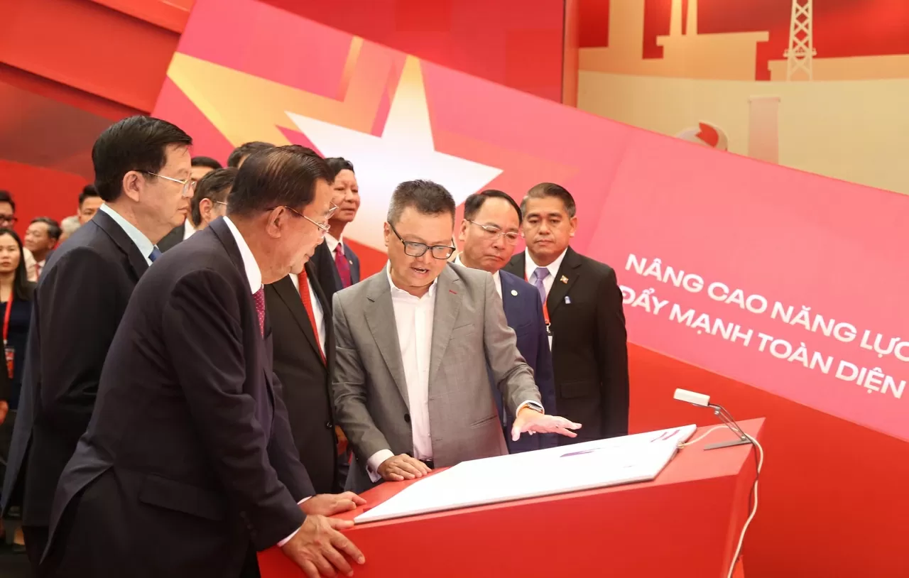 Tiếp theo, Tổng biên tập Báo Nhân dân Lê Quốc Minh giới thiệu với các vị lãnh đạo không gian trưng bày của Báo Nhân dân. (Ảnh: Thành Long)