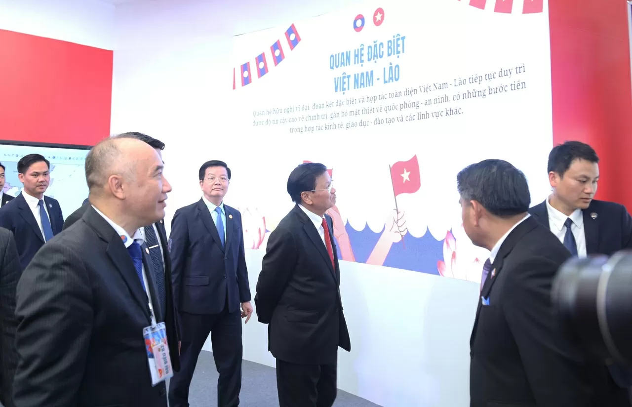 Trong chặng đường vẻ vang của mình, ngành Ngoại giao Việt Nam có vinh dự là cầu nối để không ngừng thúc đẩy và phát triển quan hệ láng giềng hữu nghị, tình nghĩa thủy chung giữa 3 nước Việt Nam- Lào- Campuchia ngày càng bền chặt bền chặt. (Ảnh: Thành Long)