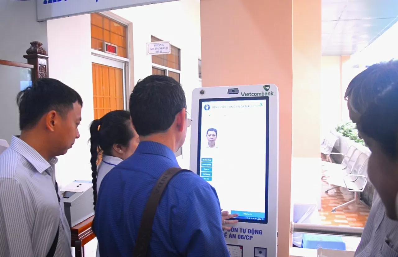 Vận hành thử máy Kiosk tích hợp thông tin bệnh nhân từ căn cước tại khu tiếp nhận. Vận hành thử máy Kiosk tích hợp thông tin bệnh nhân từ căn cước tại khu tiếp nhận.