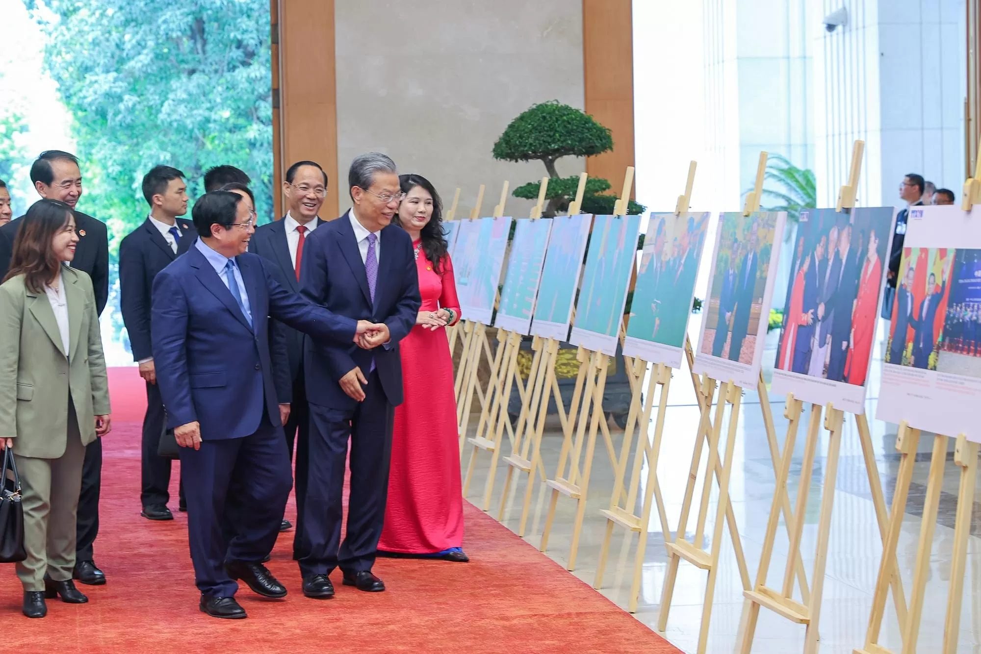 Thủ tướng Chính phủ Phạm Minh Chính và đồng chí Triệu Lạc Tế, Ủy viên trưởng Nhân đại Toàn quốc Trung Quốc tham quan trưng bày ảnh về quan hệ Việt Nam - Trung Quốc - Ảnh: VGP/Nhật Bắc