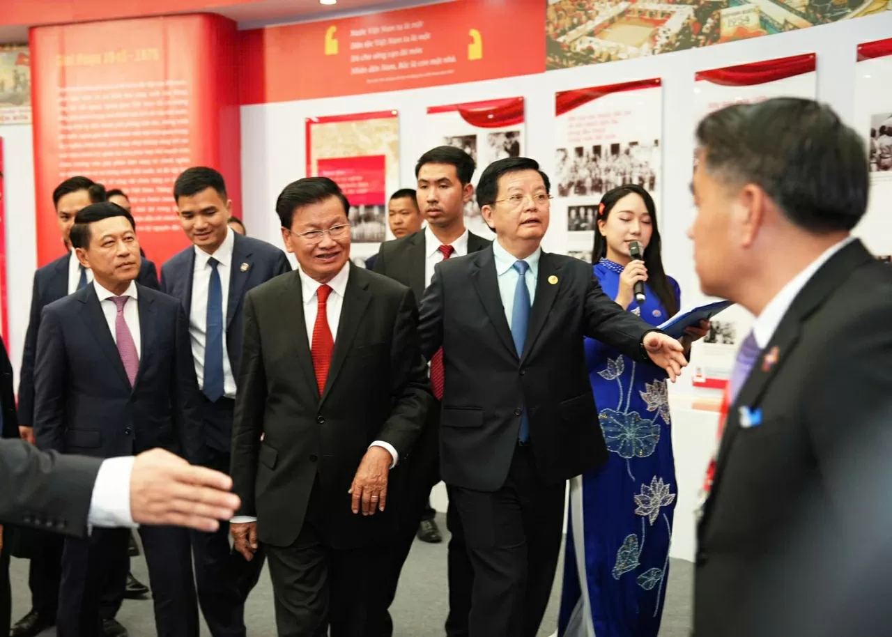 Trong không khí hân hoan chào mừng 80 năm Quốc khánh nước CHXHCN Việt Nam, sự có mặt của đoàn đại biểu cấp cao hai nước Lào - Campuchia tại không gian triển lãm đặc biệt này đã càng tô đậm ý nghĩa sâu sắc của mối quan hệ mật thiết và mang ý nghĩa chiến lược giữa 3 nước Việt Nam - Lào - Campuchia anh em. (Ảnh: Thành Long)