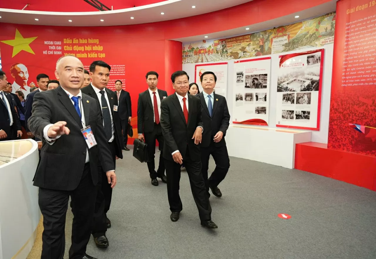 Đến với không gian chưng bày của Bộ Ngoại giao, Phó Giám đốc Học viện Ngoại giao trực tiêp giới thiệu cho các vị lãnh đạo tham quan. (Ảnh: Thành Long)