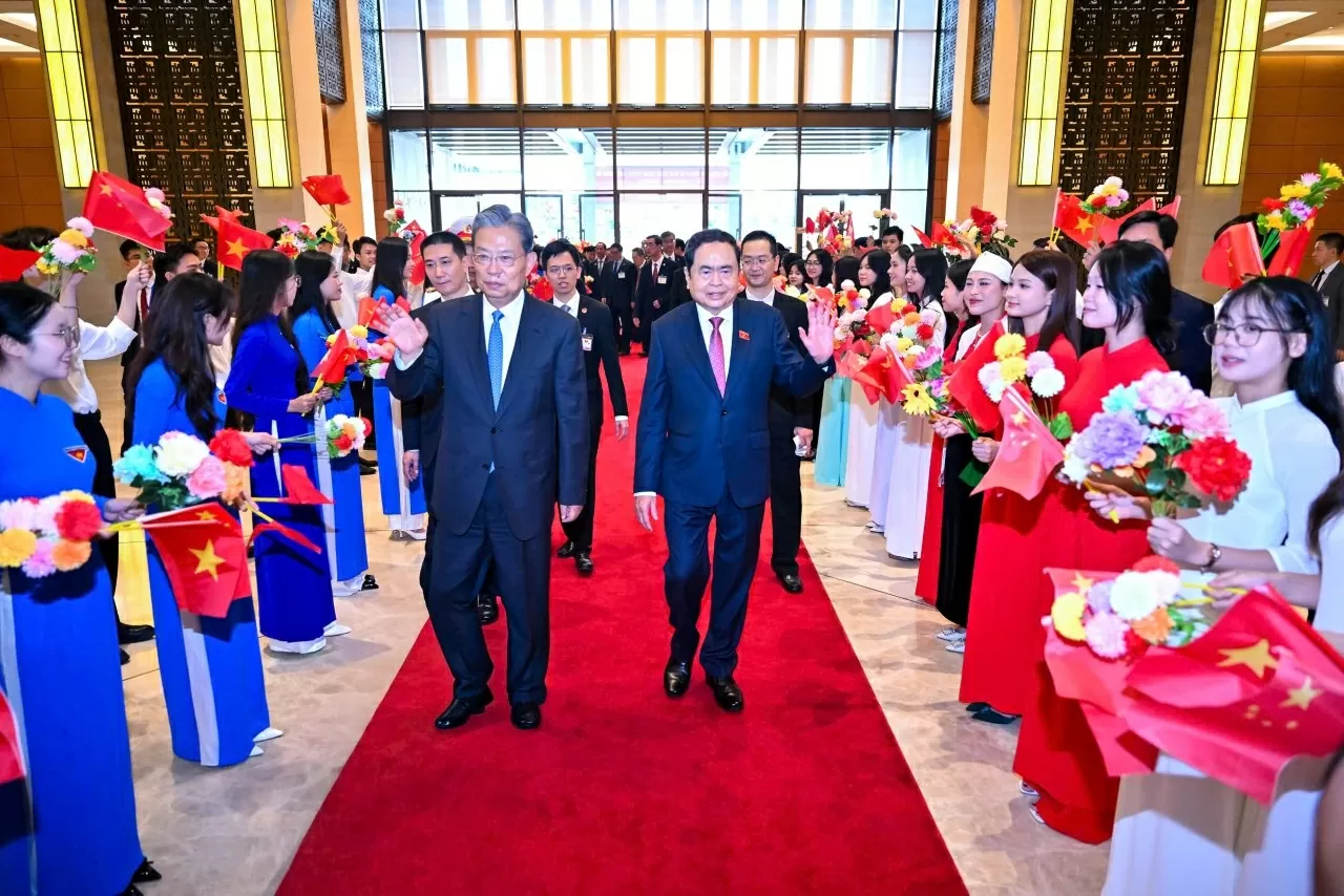 Chủ tịch Quốc hội Trần Thanh Mẫn đón Ủy viên trưởng Ủy ban Thường vụ Đại hội Đại biểu Nhân dân (Nhân đại) toàn quốc nước Cộng hòa nhân dân Trung Hoa Triệu Lạc Tế. Ảnh: Vũ Hiếu