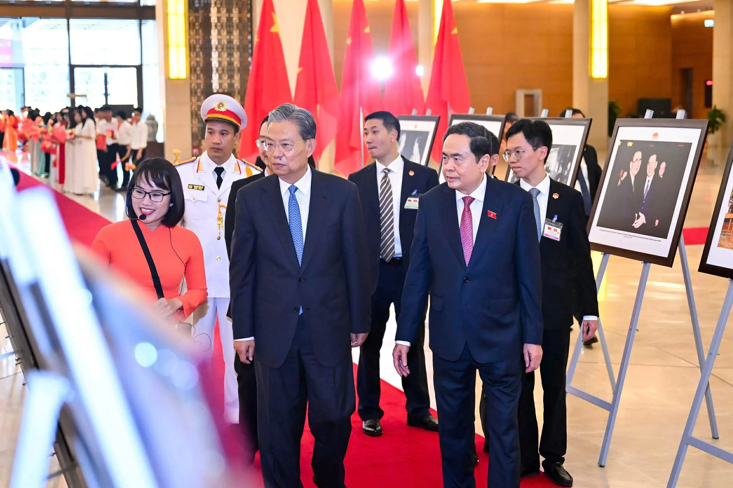 Chủ tịch Quốc hội Trần Thanh Mẫn và Ủy viên trưởng Nhân đại toàn quốc nước Cộng hòa nhân dân Trung Hoa Triệu Lạc Tế xem Trưng bày ảnh giới thiệu về quan hệ hữu nghị Việt Nam - Trung Quốc. Ảnh: Vũ Hiếu