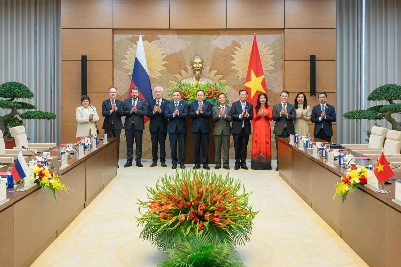 Chủ tịch Quốc hội Trần Thanh Mẫn và Phó Chủ tịch thứ nhất Hội đồng Liên bang, Quốc hội Liên bang Nga Vladimir Vladimirovich Yakushev chụp ảnh lưu niệm cùng các đại biểu Chủ tịch Quốc hội Trần Thanh Mẫn và Phó Chủ tịch thứ nhất Hội đồng Liên bang, Quốc hội Liên bang Nga Vladimir Vladimirovich Yakushev chụp ảnh lưu niệm cùng các đại biểu