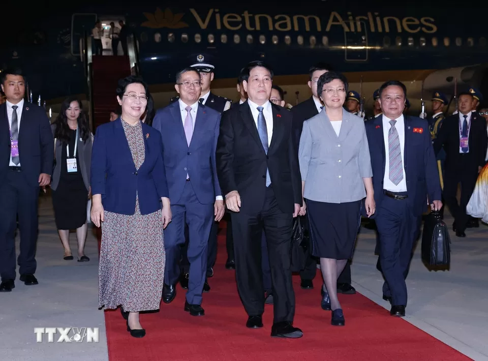 Chủ tịch nước Lương Cường đến Bắc Kinh