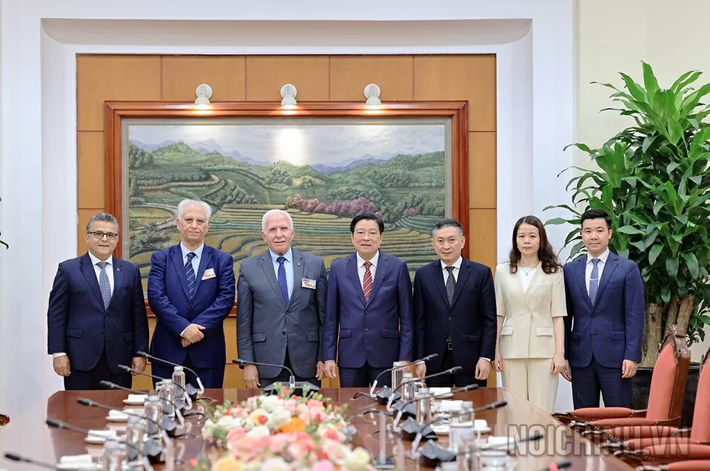 đồng chí Phan Đình Trạc, Ủy viên Bộ Chính trị, Bí thư Trung ương Đảng, Trưởng ban Nội chính Trung ương đã tiếp ông Azzam Najib Mustafa AL-Ahmad, Tổng Thư ký Tổ chức Giải phóng Palestine (PLO) 