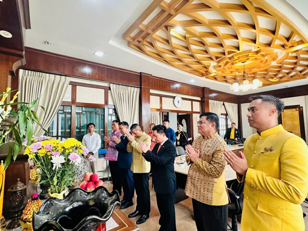 Đoàn chính quyền tỉnh Udon Thani, Thái Lan dâng hương Chủ tịch Hồ Chí Minh tại Tổng lãnh sự quán Việt Nam tại Khỏn Kèn.
