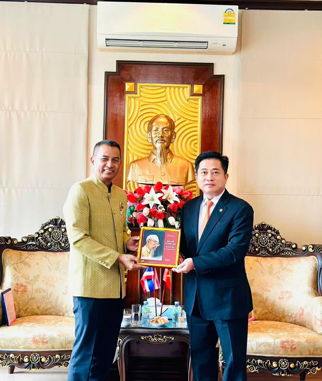 Tổng lãnh sự Đinh Hoàng Linh trao tặng Tỉnh trưởng Rachan Soonhua cuốn sách “Bác Hồ ở Thái Lan”.