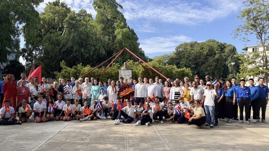 dang hoa tai cong vien ho chi minh o thu do havana cuba nhan ky niem 80 nam quoc khanh viet nam