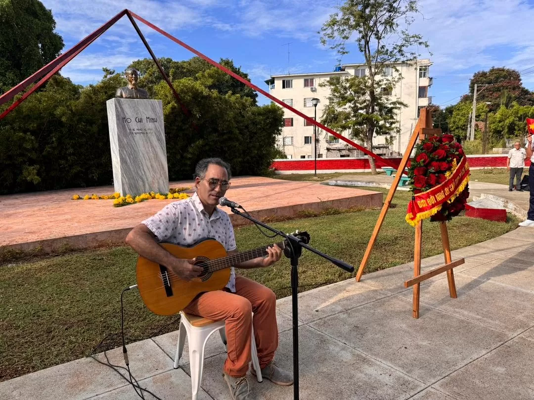 Dâng hoa tại Công viên Hồ Chí Minh ở thủ đô Havana, Cuba nhân kỷ niệm 80 năm Quốc khánh Việt Nam Dâng hoa tại Công viên Hồ Chí Minh ở thủ đô Havana, Cuba nhân kỷ niệm 80 năm Quốc khánh Việt Nam