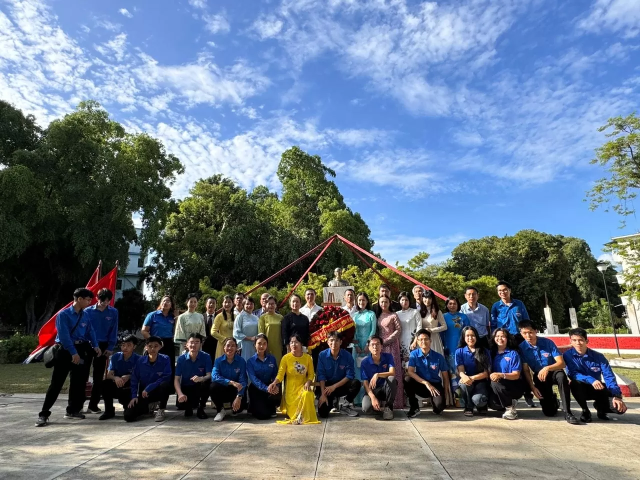 Dâng hoa tại Công viên Hồ Chí Minh ở thủ đô Havana, Cuba nhân kỷ niệm 80 năm Quốc khánh Việt Nam