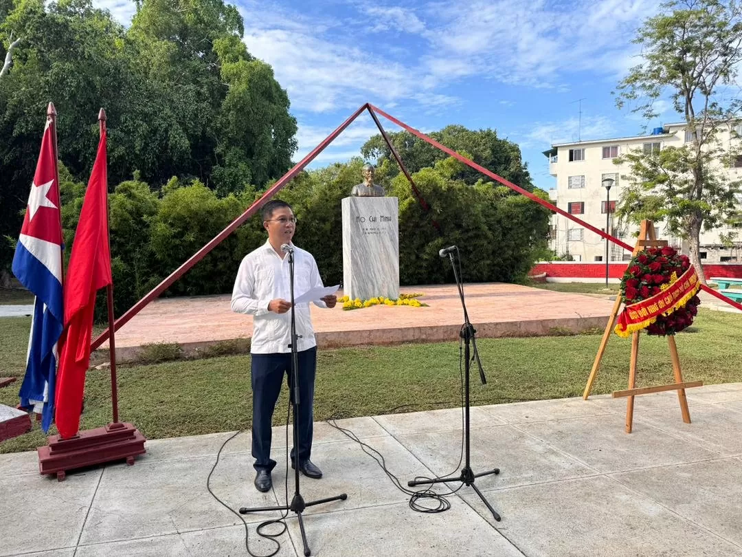 Dâng hoa tại Công viên Hồ Chí Minh ở thủ đô Havana, Cuba nhân kỷ niệm 80 năm Quốc khánh Việt Nam Dâng hoa tại Công viên Hồ Chí Minh ở thủ đô Havana, Cuba nhân kỷ niệm 80 năm Quốc khánh Việt Nam