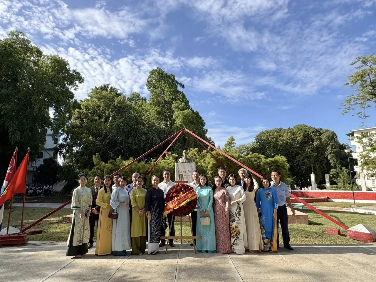 Dâng hoa tại Công viên Hồ Chí Minh ở thủ đô Havana, Cuba nhân kỷ niệm 80 năm Quốc khánh Việt Nam Dâng hoa tại Công viên Hồ Chí Minh ở thủ đô Havana, Cuba nhân kỷ niệm 80 năm Quốc khánh Việt Nam