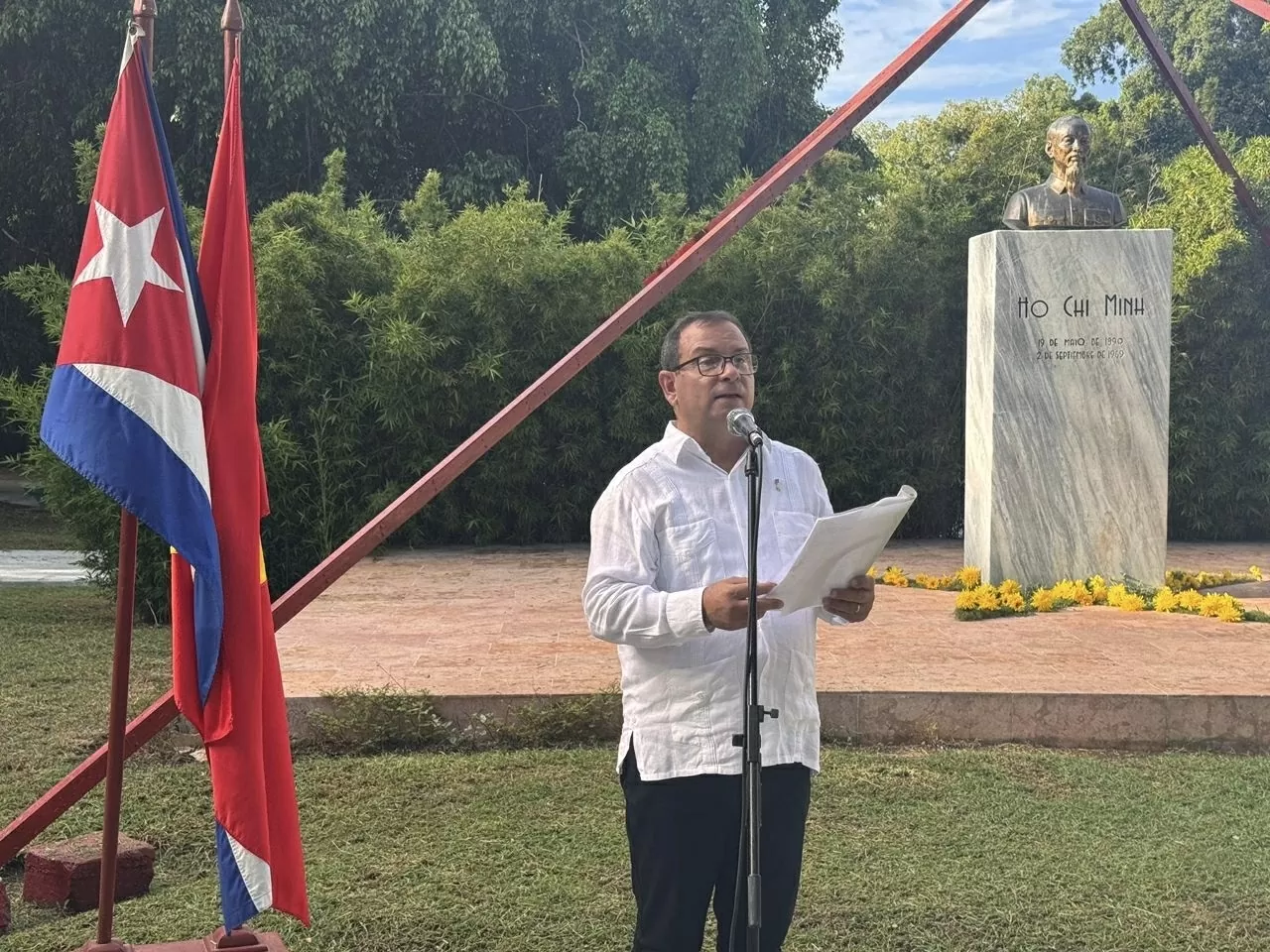 Dâng hoa tại Công viên Hồ Chí Minh ở thủ đô Havana, Cuba nhân kỷ niệm 80 năm Quốc khánh Việt Nam Dâng hoa tại Công viên Hồ Chí Minh ở thủ đô Havana, Cuba nhân kỷ niệm 80 năm Quốc khánh Việt Nam
