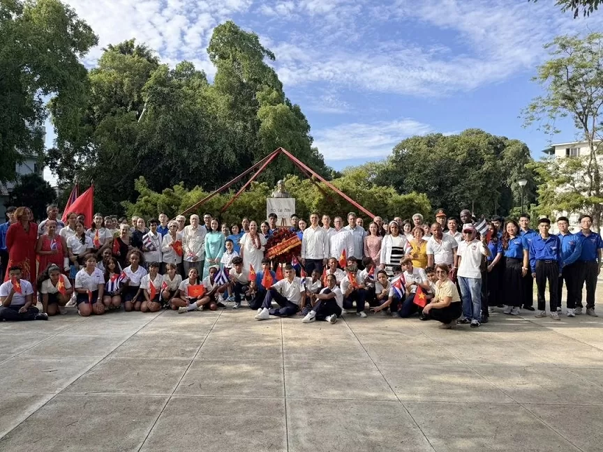 Dâng hoa tại Công viên Hồ Chí Minh ở thủ đô Havana, Cuba nhân kỷ niệm 80 năm Quốc khánh Việt Nam Dâng hoa tại Công viên Hồ Chí Minh ở thủ đô Havana, Cuba nhân kỷ niệm 80 năm Quốc khánh Việt Nam