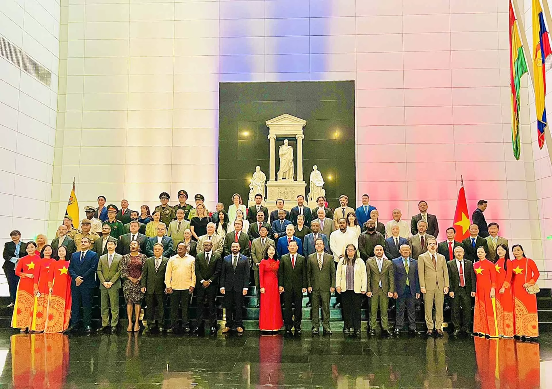 Venezuela tổ chức trọng thể Lễ kỷ niệm 80 năm Cách mạng tháng Tám và Quốc khánh Việt Nam Venezuela tổ chức trọng thể Lễ kỷ niệm 80 năm Cách mạng tháng Tám và Quốc khánh Việt Nam