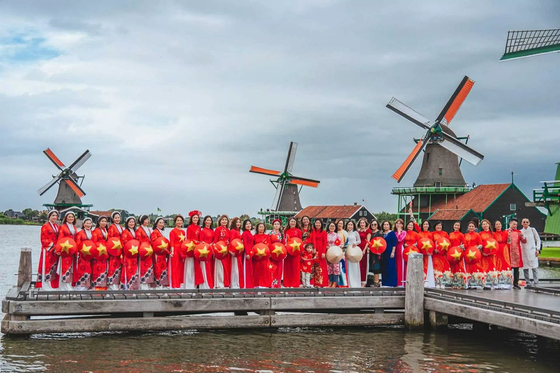 Việt phục bộ hành tại Hà Lan: Lan tỏa tinh thần ngày hội non sông, giữ gìn và phát huy giá trị truyền thống