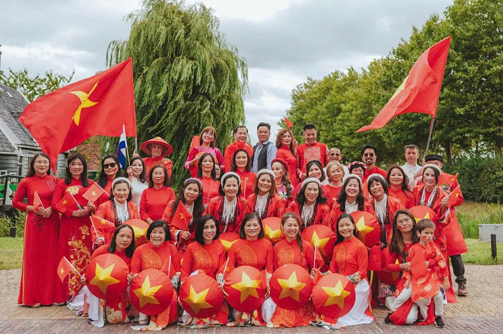 Việt phục bộ hành tại Hà Lan: Lan tỏa tinh thần ngày hội non sông, giữ gìn và phát huy giá trị truyền thống