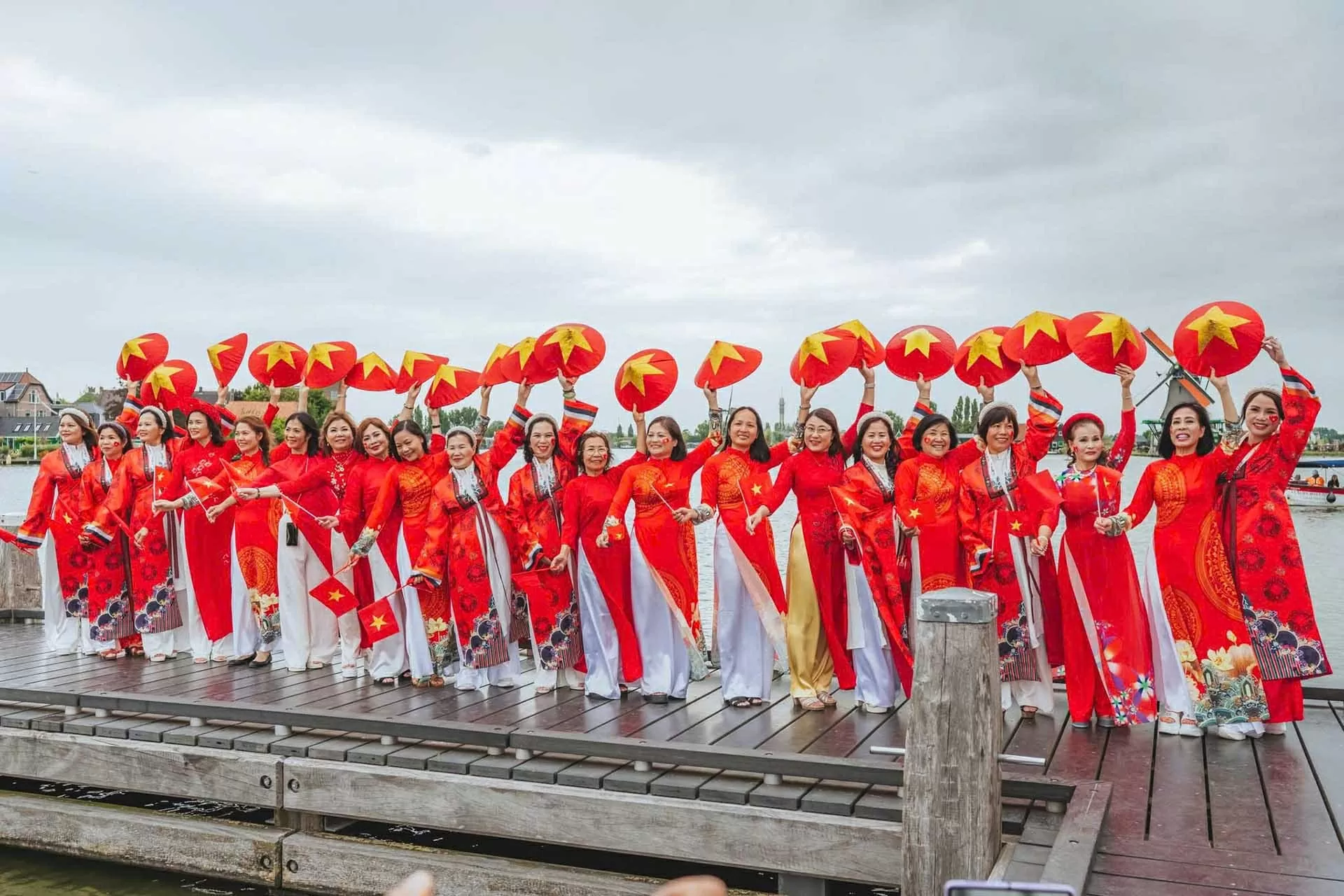 Việt phục bộ hành tại Hà Lan: Lan tỏa tinh thần ngày hội non sông, giữ gìn và phát huy giá trị truyền thống Việt phục bộ hành tại Hà Lan: Lan tỏa tinh thần ngày hội non sông, giữ gìn và phát huy giá trị truyền thống